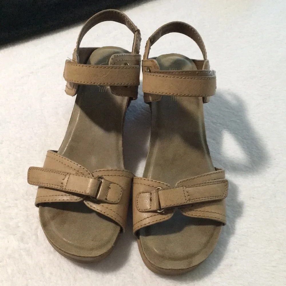 Hocus Pokus Tira woman’s tan Velcro strapped partial cork wedge sandals size 9
